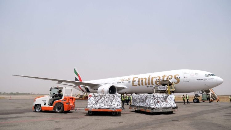 L' arrivo delle dosi di vaccino nell'Aeroporto di Abuja, in Nigeria