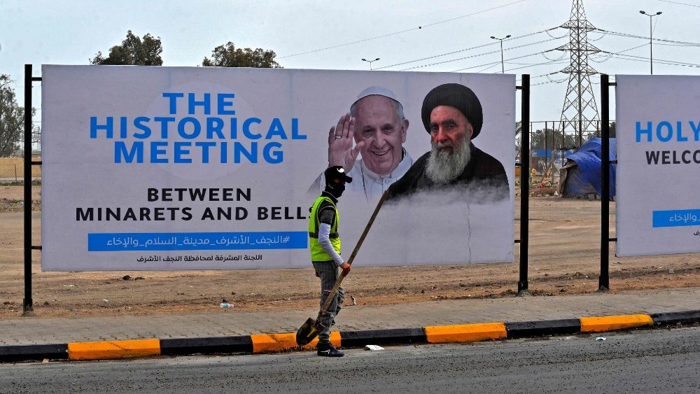 Plagáty v Nadžáfe, kde sa pápež stretne so šítskym ajatolláhom Al-Sistanym