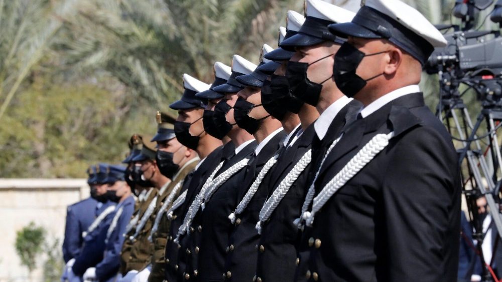 Iraqi honour guard at presidential palace in Baghdad
