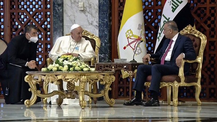 Stretnutie pápeža Františka s irackým premiérom al-Kadhemim na letisku v Bagdade 5. marca 2021