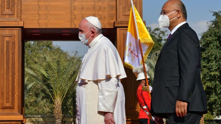 Papst Franziskus betritt den Präsidentenpalast