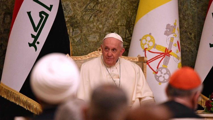 Papa Francisc la sosirea în Irak, la Palatul Prezidenţial din Bagdad, în cadrul întâlnirii cu preşedintele ţării, cu membrii Guvernului şi ai Corpului Diplomatic, cu autorităţile şi reprezentanţii societăţii civile