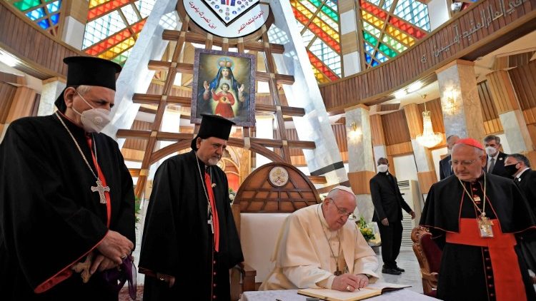 Firma del Papa en el Libro de Honor de la Catedral