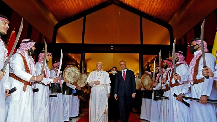 Iracký premiér s pápežom Františkom po jeho prílete na letisku v Bagdade 5. marca 2021