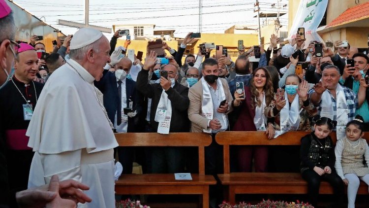 Папата сред вярващите преди литургията