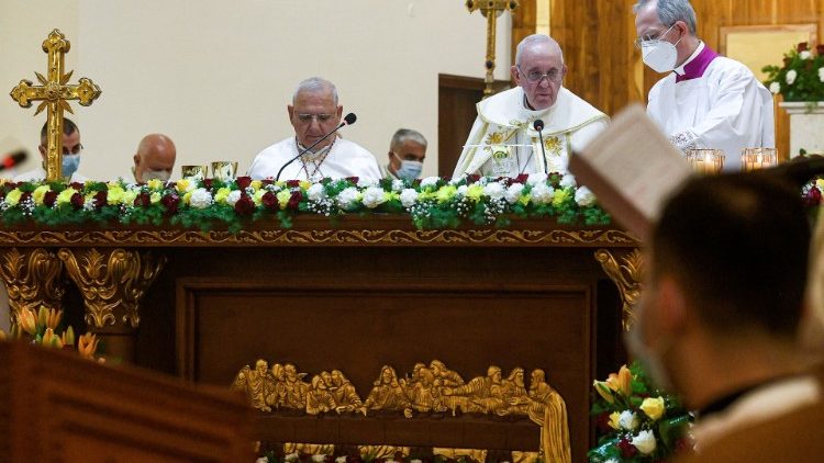 La Messa presieduta dal Papa con accanto il Patriarca Sako