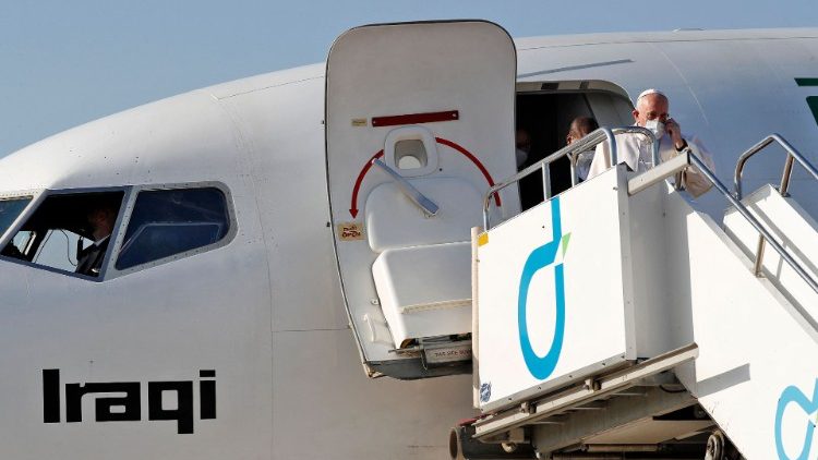Papa desce escadas do avião da Iraqi Airways