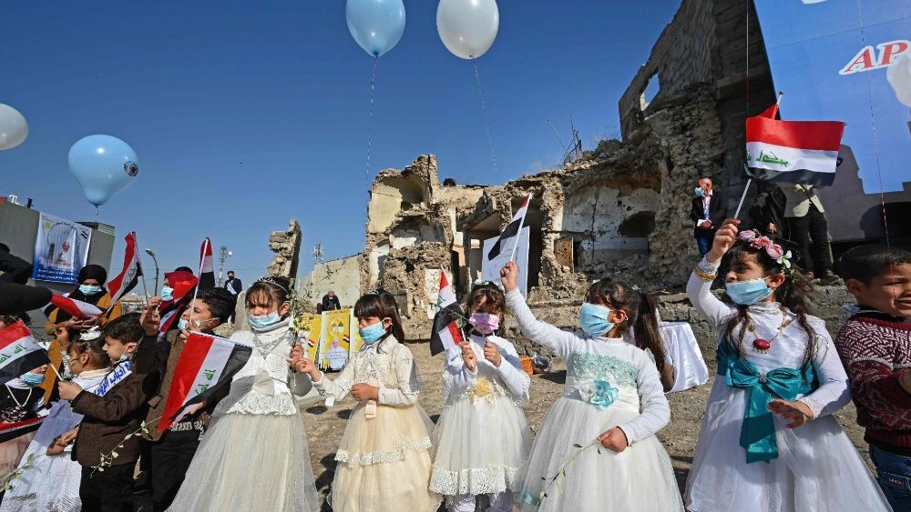 Iracké deti vítajú pápeža v Mosule