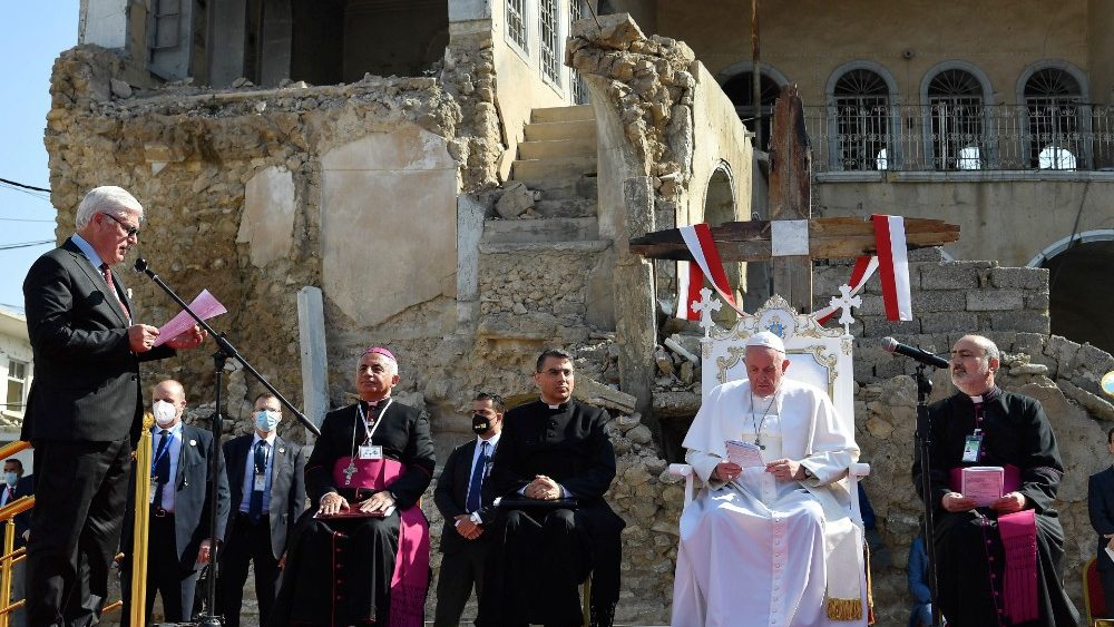 Påven Franciskus i Mosul 7 mars 2021 på de fyra kyrkornas torg som har förstörts av terrorattacker lyssnar på vittnesbörd, reflekterar över dem innan han inbjuder till gemensam bön för krigsoffren.