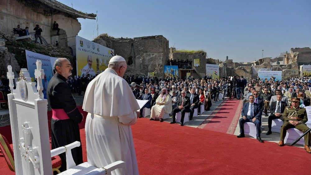 Påven Franciskus i Mosul 7 mars 2021 på de fyra kyrkornas torg som har förstörts av terrorattacker lyssnar på vittnesbörd, reflekterar över dem innan han inbjuder till gemensam bön för krigsoffren.