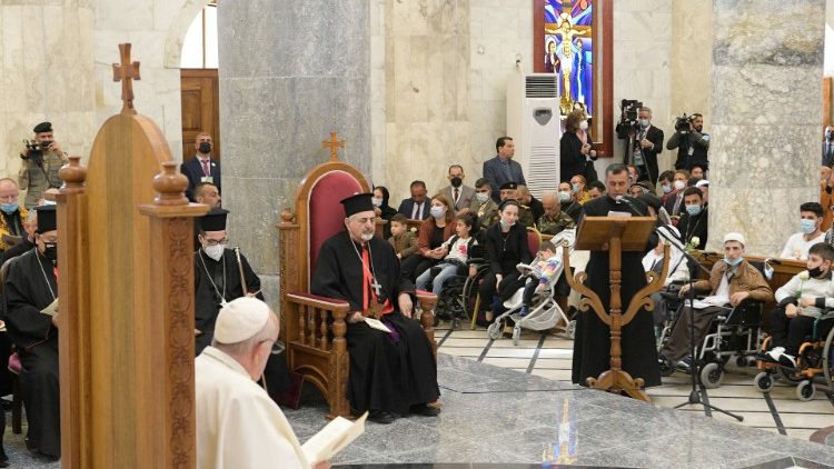 El Papa Francisco a la comunidad cristiana de Qaraqosh, en Iraq, en marzo de 2021  