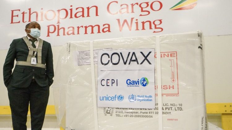 Vaccini del piano Covax arrivati all'aeroporto internazionale di Adis Abeba