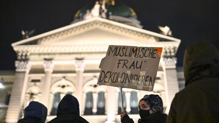 Muslime protestieren vor dem Bundeshaus in Bern