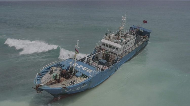 Chalutier chinois échoué près de Maurice avec 130 tonnes de fioul à son bord, le 8 mars 2021.