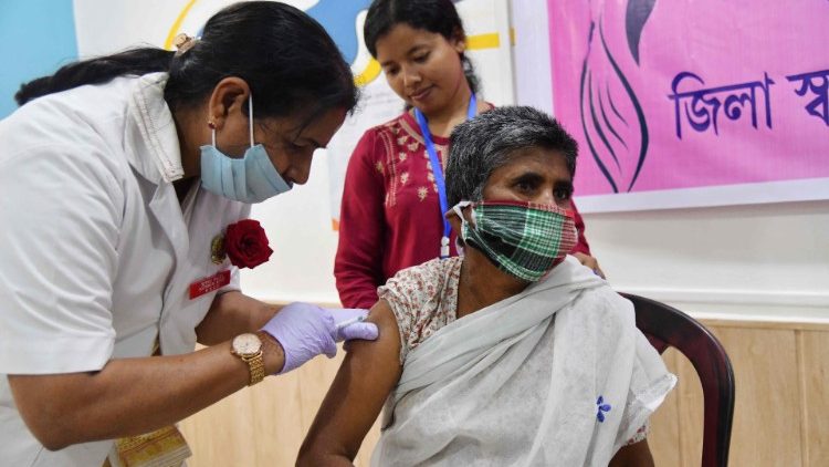 Indische Frauen werden gegen Covid geimpft