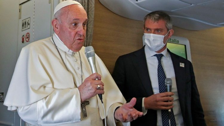 El Santo Padre en una rueda de prensa a su regreso de Irak (Vatican Media).