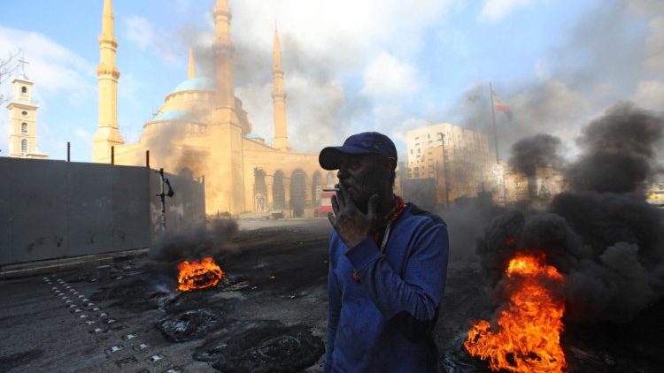 Un uomo protesta contro la crisi in Libano bruciando gomme (foto d'archivio)