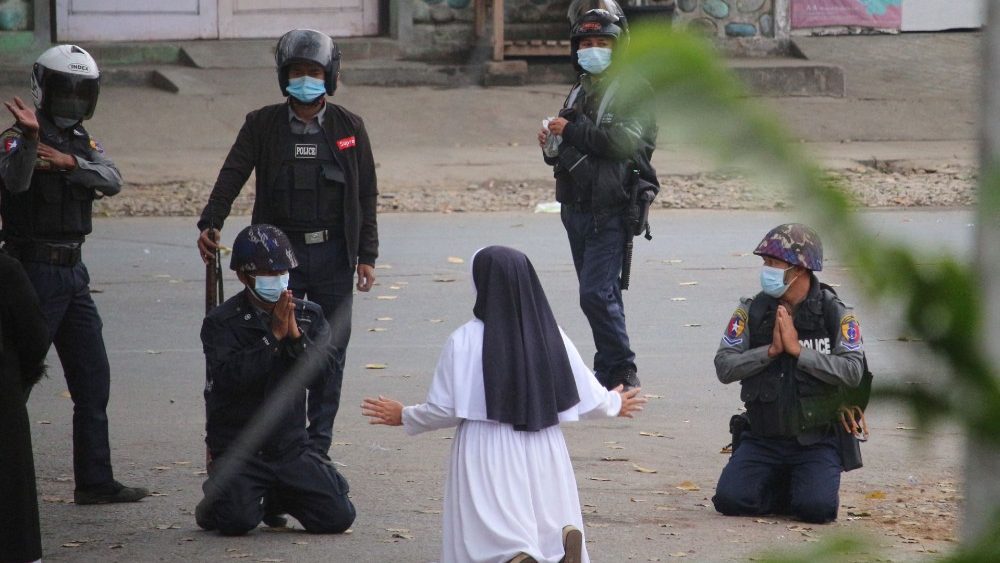 Irmã suplica a policiais para não atirarem em manifestantes desarmados