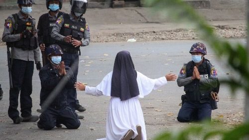 Papa: também eu me ajoelho nas ruas de Mianmar. Pare a violência!