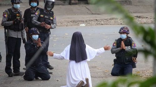 Mianmar: sem ouvir apelo de religiosa, polícia atira contra jovens nos arredores de Catedral