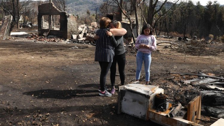 Des sinistrées se consolent après l'incendie qui a touché la ville de Las Golondrinas, dans la province de Chubut, le 11 mars dernier.