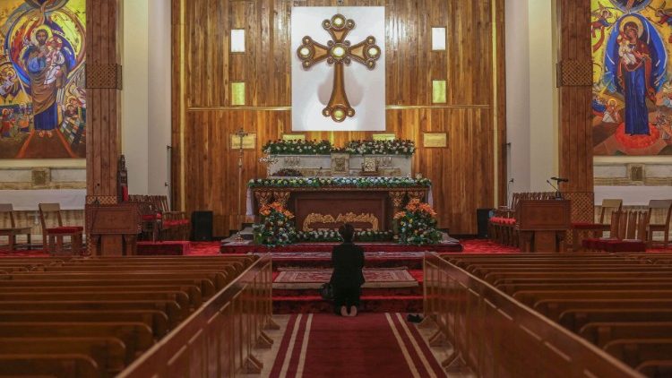 Kobieta modląca się w kościele św. Józefa w Bagdadzie, Irak