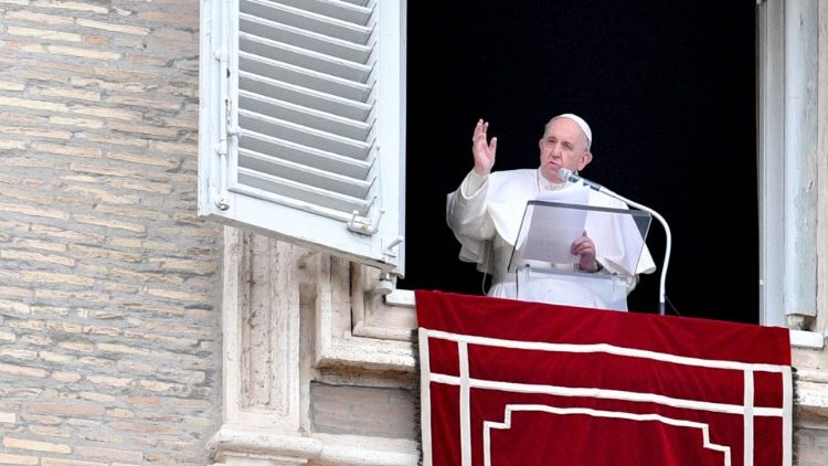 Papež Frančišek povabil k molitvi za ljubljeno in izmučeno Sirijo.