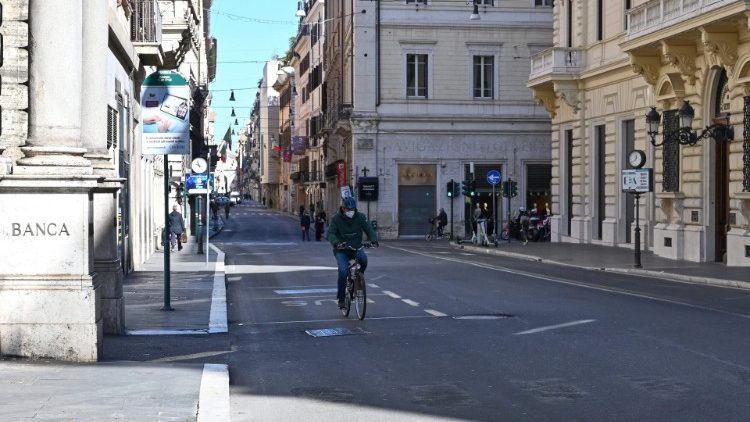 Italia: calles vacías debido a las restricciones de movilidad por "zona roja".