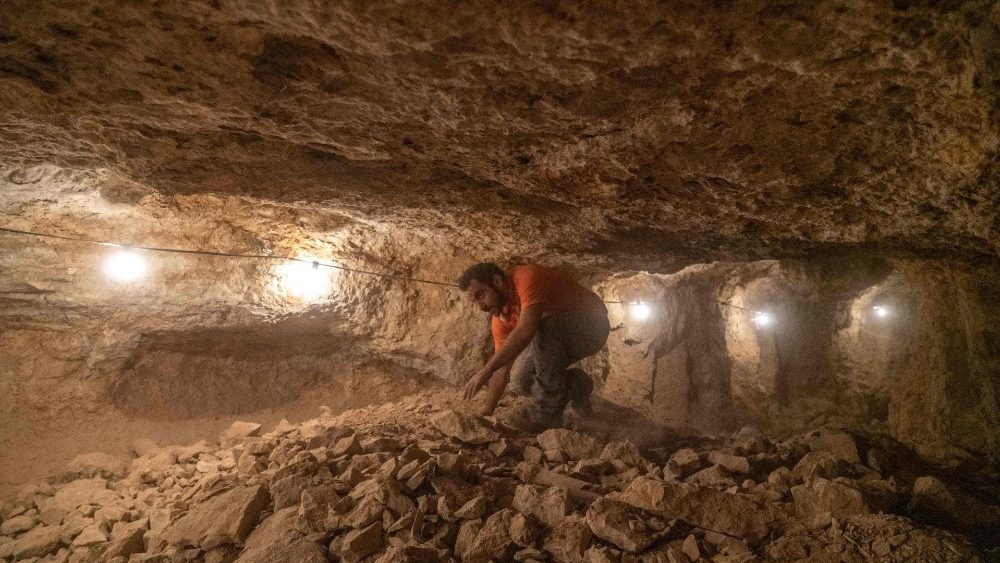 考古学家在挖掘的山洞中工作