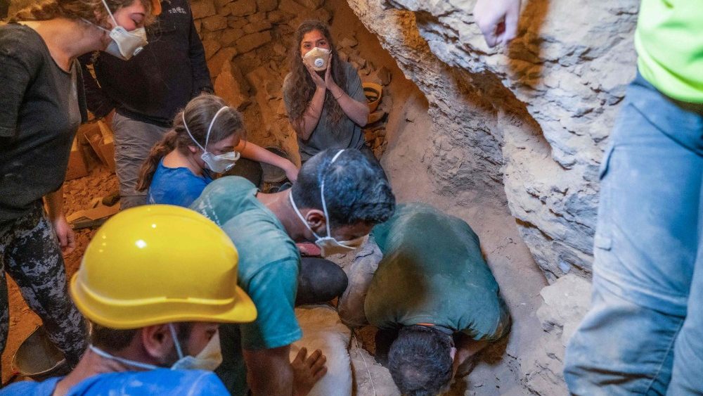 考古學家山洞中工作