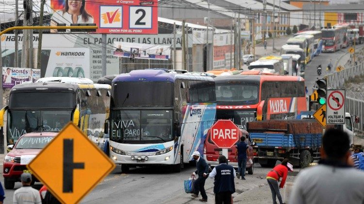 Des véhicules immobilisés dans le contexte d'une grève des chauffeurs routiers, le 16 mars 2021 sur une autoroute près d'Arequipa, au Pérou.