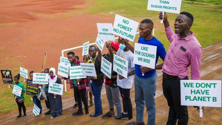 यूगांडा के युवा जलवायु कार्यकर्ता प्रदर्शन में भाग लेते हुए