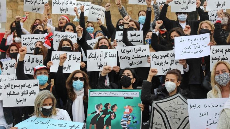 Donne libanesi protestano contro la crisi