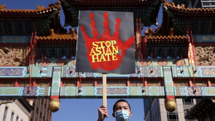 Protesto em Chinatown contra o ódio em relação à comunidade asiático-americana