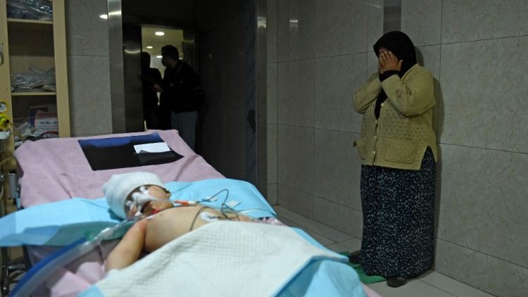 Eine Mutter weint, während ihr bei dem Artillerieangriff bei Aleppo verletztes Kind auf dem Operationstisch liegt