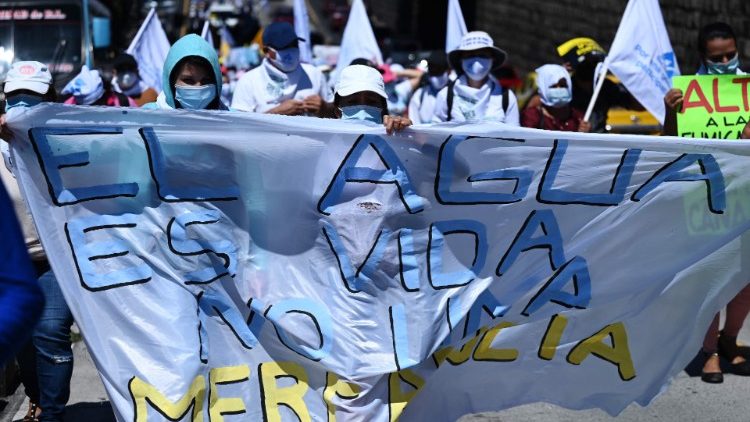 ONG environnementales et étudiants manifestent contre la privatisation de l'eau, le 20 mars 2021 à San Salvador la capitale, avant la Journée mondiale de l'eau du 22 mars. 