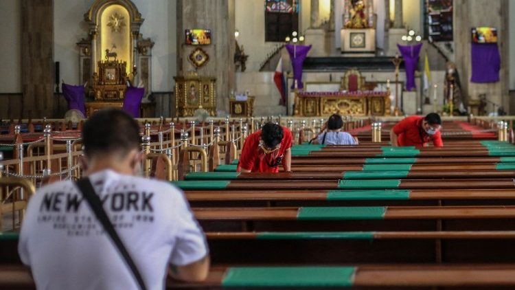 Християни от филипините в молитва