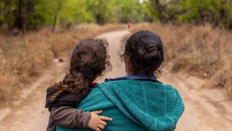 Mutter mit Kind an der Grenze zwischen Mexiko und den USA