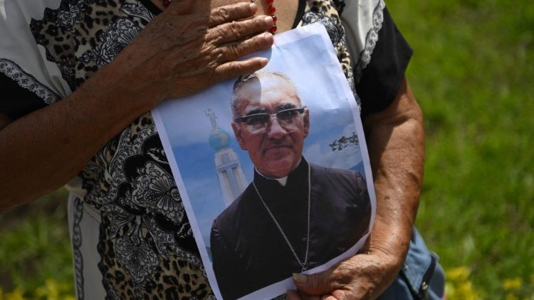 Un fiel católico salvadoreño participa, el 24 de marzo de 2021, en una marcha conmemorando el 41º aniversario de la muerte de San Óscar Arnulfo Romero (1917-1980). (Foto: AFP or licensors)