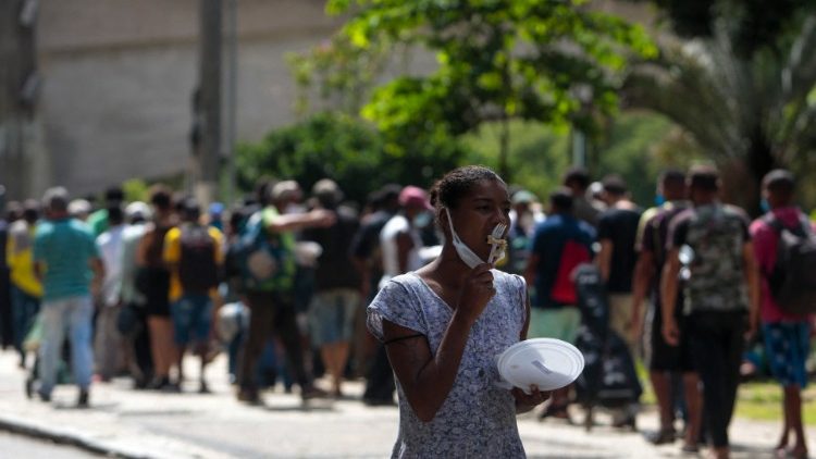 ब्राजील सान पावलो में शर्णर्थियों को भोजन पैकट वितरण