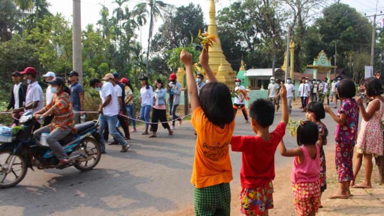 Kinder am Rand einer Demonstration gegen das Militärregime in Myanmar