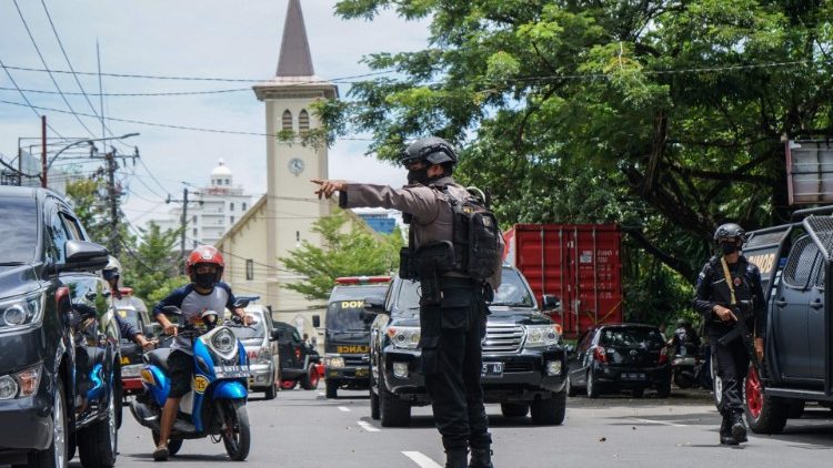 Verbų sekmadienio rytą Indonezijoje surengtas teroristinis pasikėsinimas prie Makasaro katalikų katedros