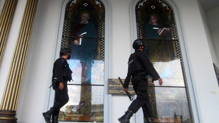A polícia aumenta a segurança na Catedral de Pontianak, na ilha de Bornéu, após o atentado suicida em uma igreja em Makassar no Domingo de Ramos. (Foto de Andri Husen / AFP)