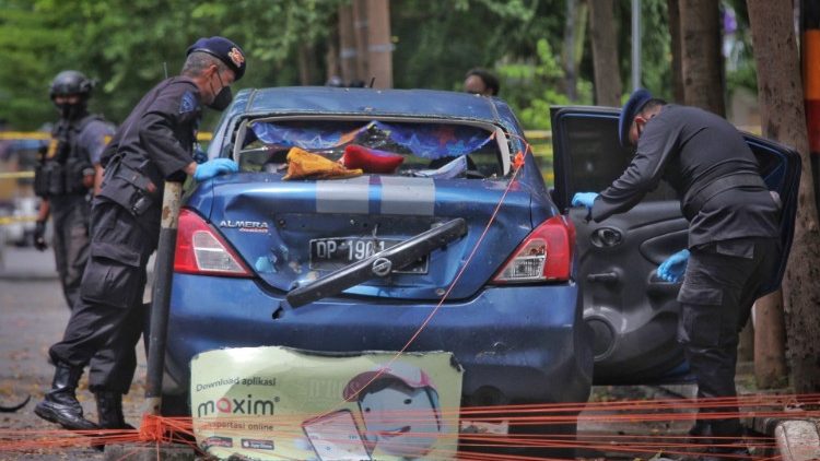 La police indonésienne recherchant des indices sur les lieux de l'attentat du dimanche des Rameaux
