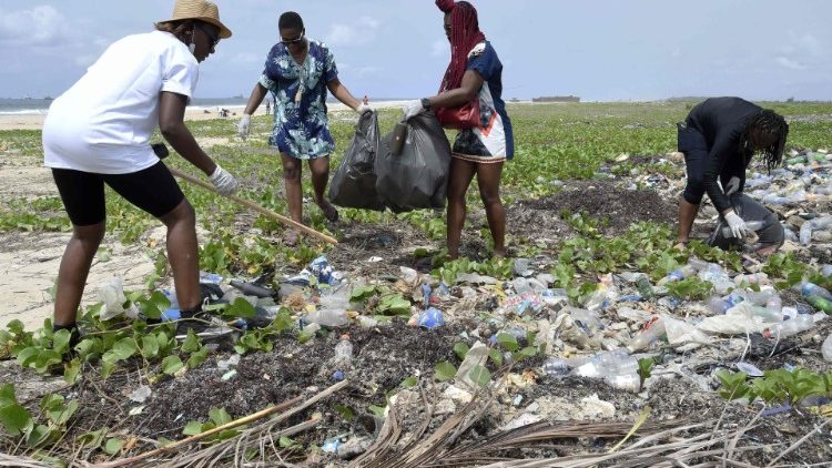 लागोस के समुद्र तट पर प्लास्टिक बोतलों को जमा करते स्वयंसेवक