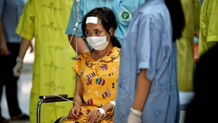 Eine verletzte Frau aus dem Bundeststaat Kayin wird in einem Krankenhaus in Thailand medizinisch versorgt
