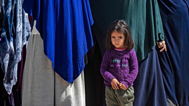 Menina síria em campo de refugiados 