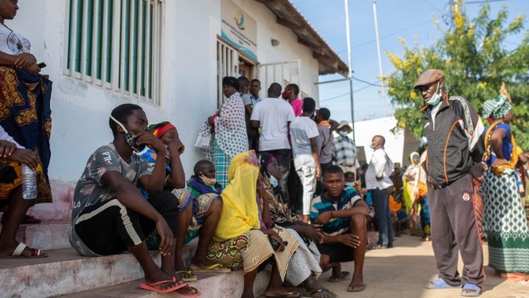Dans le port de Pemba, au nord du Mozambique. Après une attaque djhadiste, la population attend de l'aide humanitaire, le 31 mars 2021.