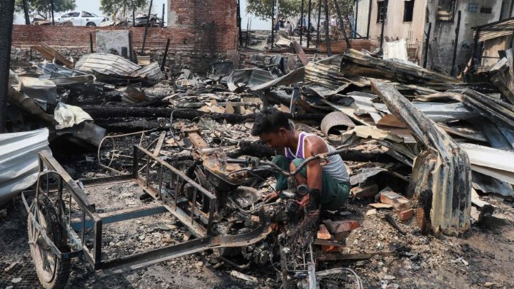 Calles de Myanmar destrozadas tras la represión militar.