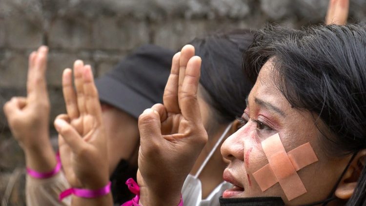 Des manifestants pro-démocratie birmans faisant le signe de ralliement e la contestation